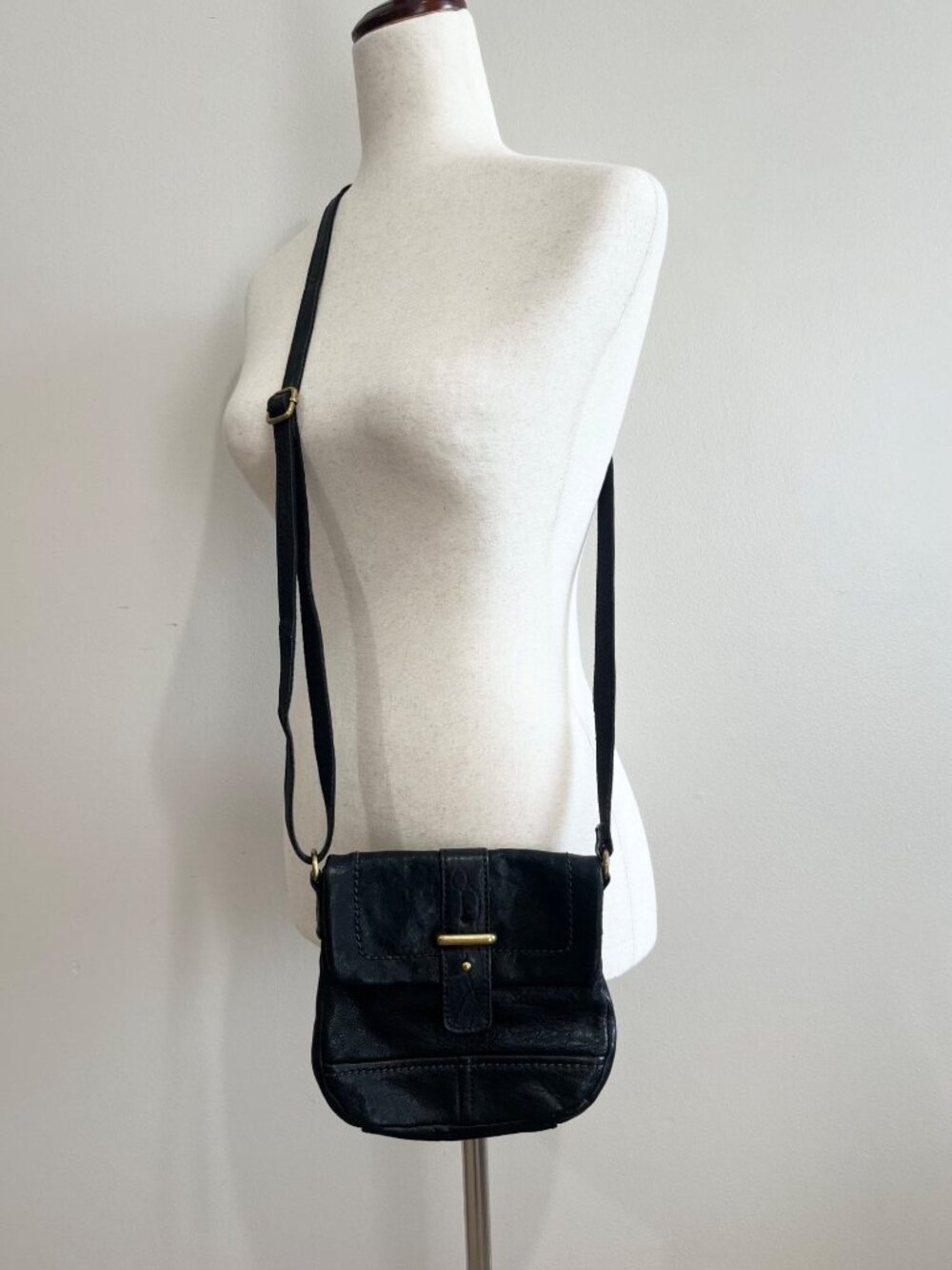 Fossil Black Leather Crossbody Bag with Brass Hardware Small Y2K - Picture 3 of 9